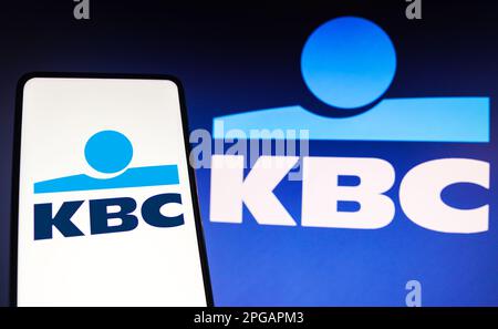 Brésil. 21st mars 2023. Dans cette illustration, le logo KBC Bank est affiché sur un smartphone. Crédit : SOPA Images Limited/Alamy Live News Banque D'Images