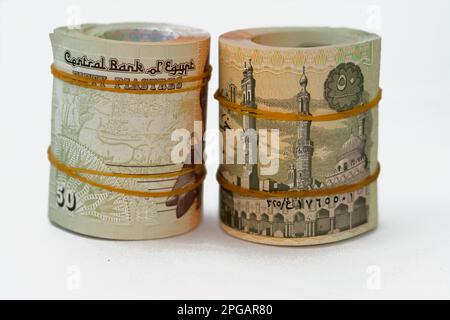 50 Piasters moitié EGP LE Egyptien livre argent comptant billets roulés avec des bandes de caoutchouc avec une image de la mosquée Al Azhar et Ramsès II la deuxième 2nd, par exemple Banque D'Images