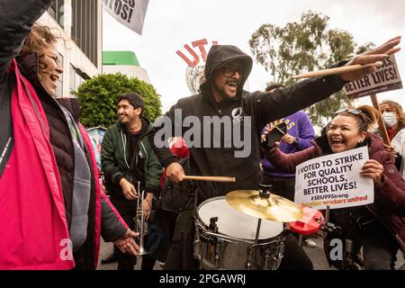 Des manifestants à l'extérieur du bâtiment LAFUS dans le centre-ville de Los Angeles, Californie, sur 21 mars 2023. Les travailleurs des écoles publiques sont en grève de trois jours. Banque D'Images