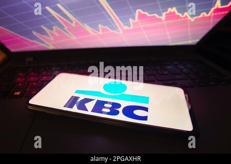 Brésil. 21st mars 2023. Sur cette photo, le logo KBC Bank affiché sur l'écran d'un smartphone, avec une représentation graphique du marché boursier en arrière-plan. (Credit image: © Rafael Henrique/SOPA Images via ZUMA Press Wire) USAGE ÉDITORIAL SEULEMENT! Non destiné À un usage commercial ! Banque D'Images