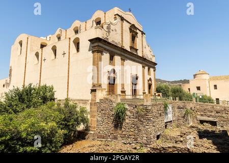 Zone archéologique et Église Sainte Marie Immaculée (Chiesa di Maria Santissima Immacolata) à Lipari, province de Messine, Italie. Banque D'Images