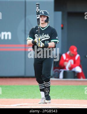 Columbus, Ohio, États-Unis. 21st mars 2023. Wright State Raiders Catcher Drew Baker (19) vient à la batte contre les Buckeyes de l'État de l'Ohio dans leur jeu à Columbus, Ohio. Brent Clark/Cal Sport Media/Alamy Live News Banque D'Images