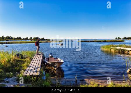 Randonneurs sur une jetée à Svedjehamn, idyll sur la côte Baltique, Bjoerkoeby, Korsholm, Mustasaari, réserve naturelle de l'archipel de Kvarken, UNESCO World Banque D'Images