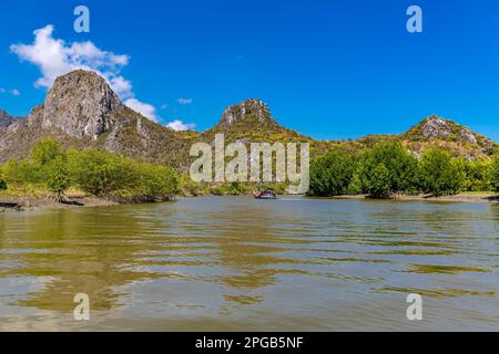 Excursion en bateau sur le fleuve Khao Daeng, parc national Khao Sam Roi Yot, province de Prachuap Khiri Khan, Thaïlande Banque D'Images