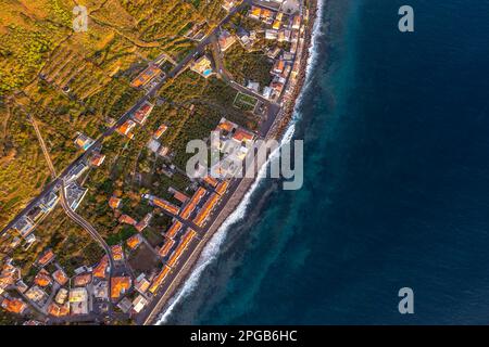 Vue du village d'en haut, vue aérienne, côte et maisons, Paul do Mar, Madère, Portugal Banque D'Images