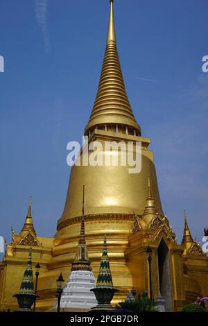 Phra Sri (Rattana) Chedi, Wat Phra Kaeo, Temple du Bouddha d'Émeraude, Wat Phra si Rattana Satsadaram, district de Phra Nakhon, Bangkok, Thaïlande, Asie Banque D'Images