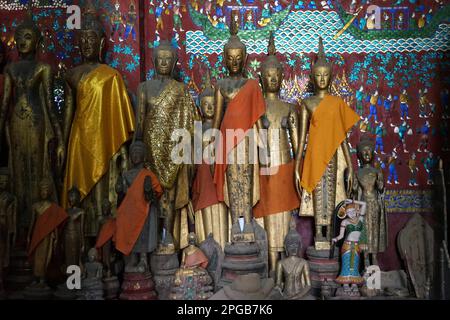 Statues de Bouddha, chapelle funéraire, Vat Xienthong, Luang Prabang, Laos Banque D'Images