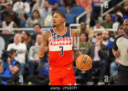 Orlando, Floride, États-Unis, 21 mars 2023, Les Wizards de Washington gardent Bradley Beal #3 pendant la seconde moitié au Centre Amway. (Crédit photo : Marty Jean-Louis/Alay Live News Banque D'Images