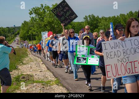 Oxford, Michigan, États-Unis, 11 juin 2022, des centaines se sont ralliées à des lois plus strictes sur le contrôle des armes à feu dans la ville où quatre étudiants ont été abattus à Oxford High Banque D'Images