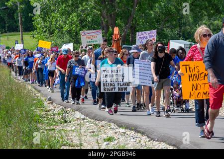 Oxford, Michigan, États-Unis, 11 juin 2022, des centaines se sont ralliées à des lois plus strictes sur le contrôle des armes à feu dans la ville où quatre étudiants ont été abattus à Oxford High Banque D'Images