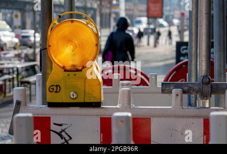 Échafaudage avec feux d'avertissement, Berlin Friedrichshain, Berlin, Allemagne Banque D'Images