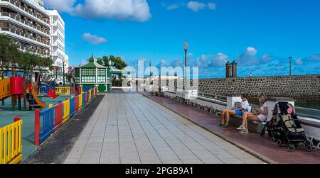 Promenade sur la plage à Arrecife, Lanzarote, îles Canaries, Espagne Banque D'Images