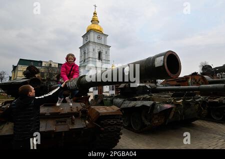 Kiev, Ukraine. 21st mars 2023. Les gens regardent les équipements militaires russes détruits capturés, exposés dans le centre de Kiev. Crédit : SOPA Images Limited/Alamy Live News Banque D'Images