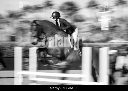 Un pilote équestre participe à la Hunter Division pendant le circuit d'hiver 2023 au Desert International Horse Park en Californie, aux États-Unis. Banque D'Images