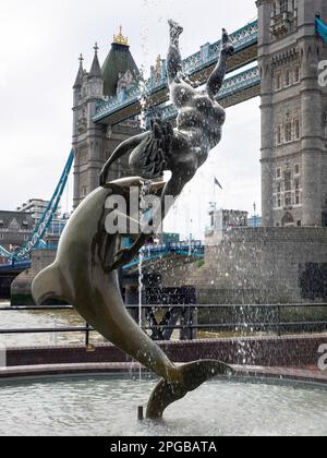 David Wayne Sculpture fille avec le dauphin à côté de Tower Bridge à Londres Banque D'Images