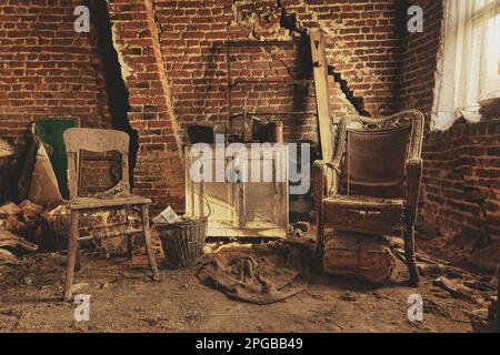 Grange avec chaises, ferme Garou Garou, place perdue, Belgique Banque D'Images