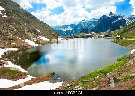 Lac de montagne, Europe, St. Bermhard, Grand Saint Bernard, 2469 mètres au-dessus du niveau de la mer, Martigny, Canton du Valais, Suisse, Aoste, Piemonte, Italie Banque D'Images