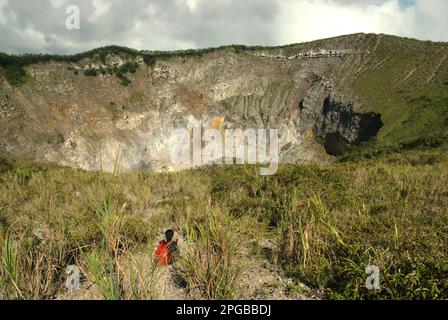 Le cratère du volcan du mont Mahawu à Tomohon, au nord de Sulawesi, en Indonésie. Banque D'Images
