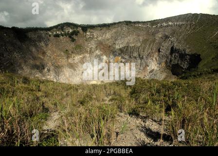 Le cratère du volcan du mont Mahawu à Tomohon, au nord de Sulawesi, en Indonésie. Banque D'Images