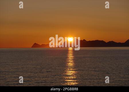 Photo de contre-jour, soleil de minuit au-dessus des sommets de la Forland de Prins Karls, Silhouette, Spitsbergen, Archipel de Svalbard Banque D'Images