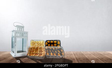 Assortiment de biscuits indonésiens pour célébrer l'eid al fitr (Kue Lebaran) sur un fond coloré Banque D'Images