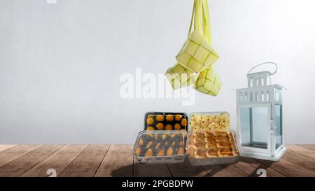 Assortiment de biscuits indonésiens et de ketulat (riz Dumpling) pour célébrer l'eid al fitr (Kue Lebaran) sur un fond coloré Banque D'Images