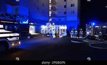 Brême, Allemagne. 22nd mars 2023. Les pompiers sont en service à un incendie d'appartement dans un bâtiment en hauteur. Un appartement dans une tour de Brême a brûlé. Un résident a dû être secouru et remis aux services de secours mercredi soir, selon le service des incendies. On ne sait pas au départ si d'autres résidents du district d'Osterholz ont été blessés. Environ 60 forces d'urgence sont arrivées. Les flammes sur le plancher de 14th pourraient être éteintes en moins d'une heure, selon le service des incendies. Credit: Nord-West-Media TV/dpa/Alamy Live News Banque D'Images