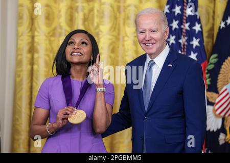 21 mars 2023, Washington, District de Columbia, Etats-Unis: L'actrice MINDY KALING sur scène avec le président des Etats-Unis Joe Biden lors d'un événement pour la cérémonie de remise des prix des arts et des humanités dans la salle est de la Maison Blanche. (Credit image: © Oliver Contreras/Pool via CNP via ZUMA Press Wire) USAGE ÉDITORIAL SEULEMENT! Non destiné À un usage commercial ! Banque D'Images