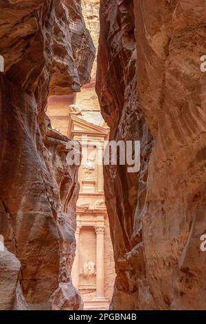 Première vue du Trésor d'Al Siq, Petra, Jordanie Banque D'Images