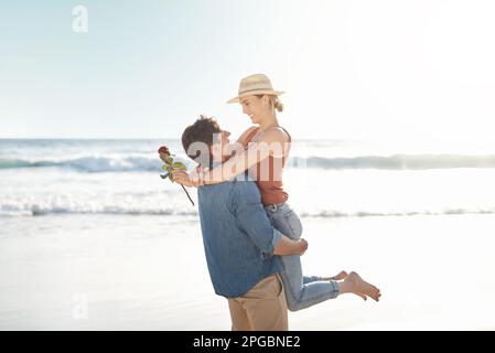 Laissez la mer vous libérer. un couple d'âge moyen passe la journée à la plage. Banque D'Images