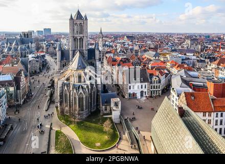Gand, Belgique - 04 mars 2023 : vue depuis la tour de Belfort avec St. Église Nicholas, Gand. Photo de haute qualité Banque D'Images