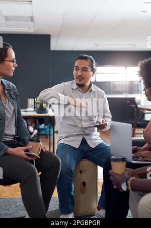 Il est temps de renverser ce secteur. un groupe de jeunes hommes d'affaires ayant une réunion dans un bureau moderne. Banque D'Images