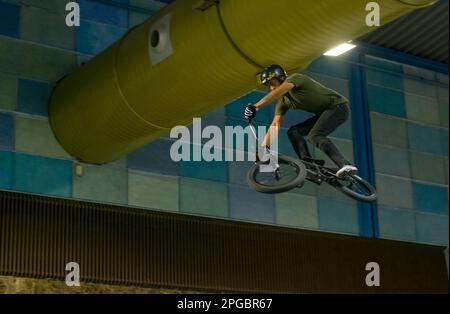 Malaga, Espagne - 20 mai 2018. Homme inconnu sur bmx faisant des tours pendant la Salón moto & Bike Andalucía, ville de Malaga, Espagne Banque D'Images