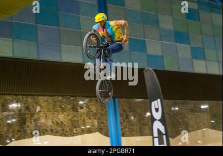 Malaga, Espagne - 20 mai 2018. Homme inconnu sur bmx faisant des tours pendant la Salón moto & Bike Andalucía, ville de Malaga, Espagne Banque D'Images