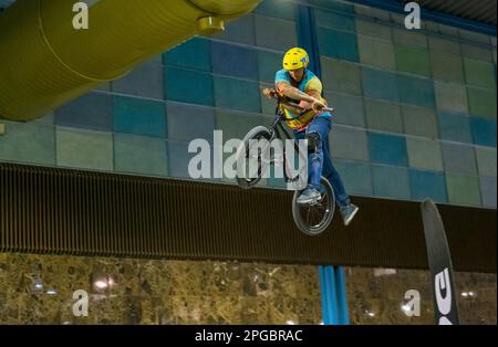 Malaga, Espagne - 20 mai 2018. Homme inconnu sur bmx faisant des tours pendant la Salón moto & Bike Andalucía, ville de Malaga, Espagne Banque D'Images