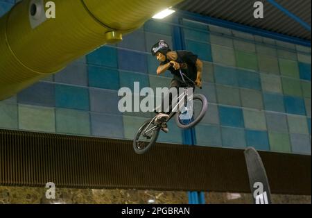 Malaga, Espagne - 20 mai 2018. Homme inconnu sur bmx faisant des tours pendant la Salón moto & Bike Andalucía, ville de Malaga, Espagne Banque D'Images