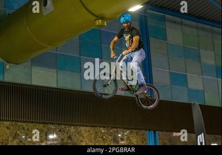 Malaga, Espagne - 20 mai 2018. Homme inconnu sur bmx faisant des tours pendant la Salón moto & Bike Andalucía, ville de Malaga, Espagne Banque D'Images