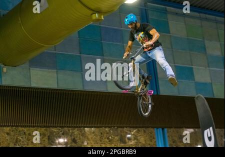 Malaga, Espagne - 20 mai 2018. Homme inconnu sur bmx faisant des tours pendant la Salón moto & Bike Andalucía, ville de Malaga, Espagne Banque D'Images