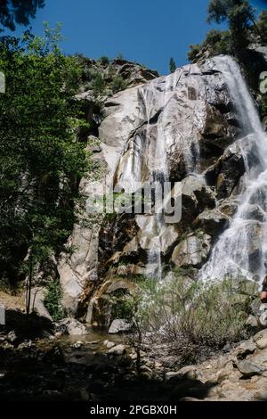 Cascade dans le parc national de Kings Canyon Banque D'Images