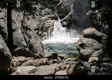 Cascade dans le parc national de Kings Canyon Banque D'Images