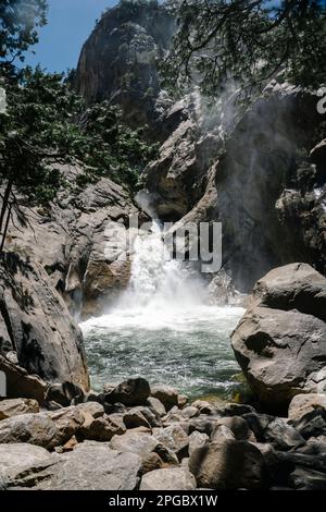 Cascade dans le parc national de Kings Canyon Banque D'Images