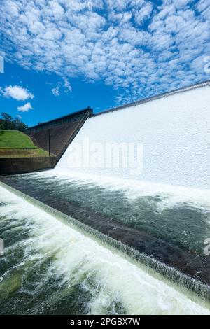 Vue verticale du barrage du lac Tinaroo qui coule au-dessus du déversoir dans un événement rare, Atherton Tablelands, Far North Queensland, FNQ, QLD, Australie Banque D'Images