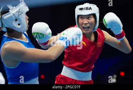 New Delhi, Inde. 21st mars 2023. Yang Liu (R) de la Chine rivalise avec Matovic Milena de Serbie lors de l'élite 63-66kg série de soudeur de 16 match des Championnats du monde de boxe féminin de l'IBA 2023 à New Delhi, Inde, 21 mars 2023. Crédit : Javed Dar/Xinhua/Alay Live News Banque D'Images