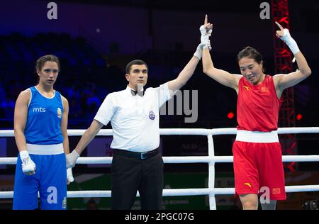 New Delhi, Inde. 21st mars 2023. Yang Liu (R) de Chine est déclaré vainqueur de l'élite 63-66kg partie de soudeur de 16 contre Matovic Milena de Serbie aux Championnats du monde de boxe féminin de l'IBA 2023 à New Delhi, Inde, 21 mars 2023. Crédit : Javed Dar/Xinhua/Alay Live News Banque D'Images