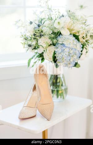 Une photo verticale d'une paire de chaussures de mariage blanches Banque D'Images