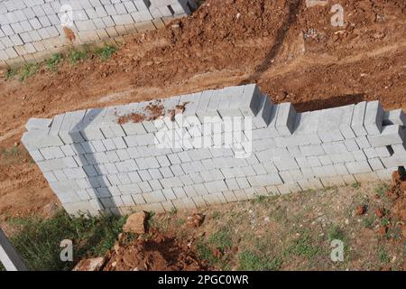 bloc de ciment fabriqué en usine pour la construction de bâtiments de différentes catégories Banque D'Images