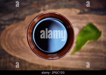 Le thé à la menthe donne une nouvelle dimension à votre pause-thé. un verre de tisane fraîchement préparé. Banque D'Images