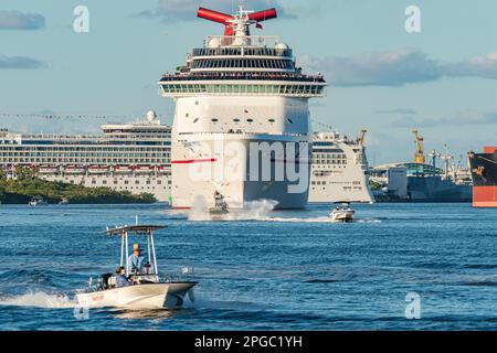 Bateau de croisière à l'écart Banque D'Images