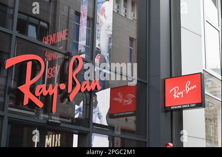 Cologne, Allemagne. 19th mars 2023. Logo, lettrage de Ray-Ban, une marque de lunettes de soleil américaines et de lunettes de vue sur ordonnance. Credit: Horst Galuschka/dpa/Alay Live News Banque D'Images