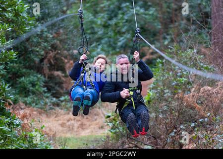 USAGE ÉDITORIAL SEULEMENT Guide propriétaire de chien Tiggi Tarthowan ziplines avec la star de télévision SAS Billy Billingham à Go APE à Bracknell pour compléter une expérience de sa «mémoire visuelle», une liste d'activités qu'elle veut compléter avant de perdre sa vue complètement à la suite du glaucome. Des recherches de la charité « chiens d'aveugle » révèlent que plus de 7 Britanniques sur 10 ont déclaré qu'ils allaient créer une liste de souvenirs visuels des choses qu'ils aimeraient voir et expérimenter s'ils ont découvert qu'ils perdaient leur vue. Date de publication : mercredi 22 mars 2023. Banque D'Images